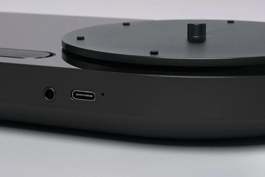 Klinkenbuchse und USB-C-Anschluss an der Längsseite des Gehäuses